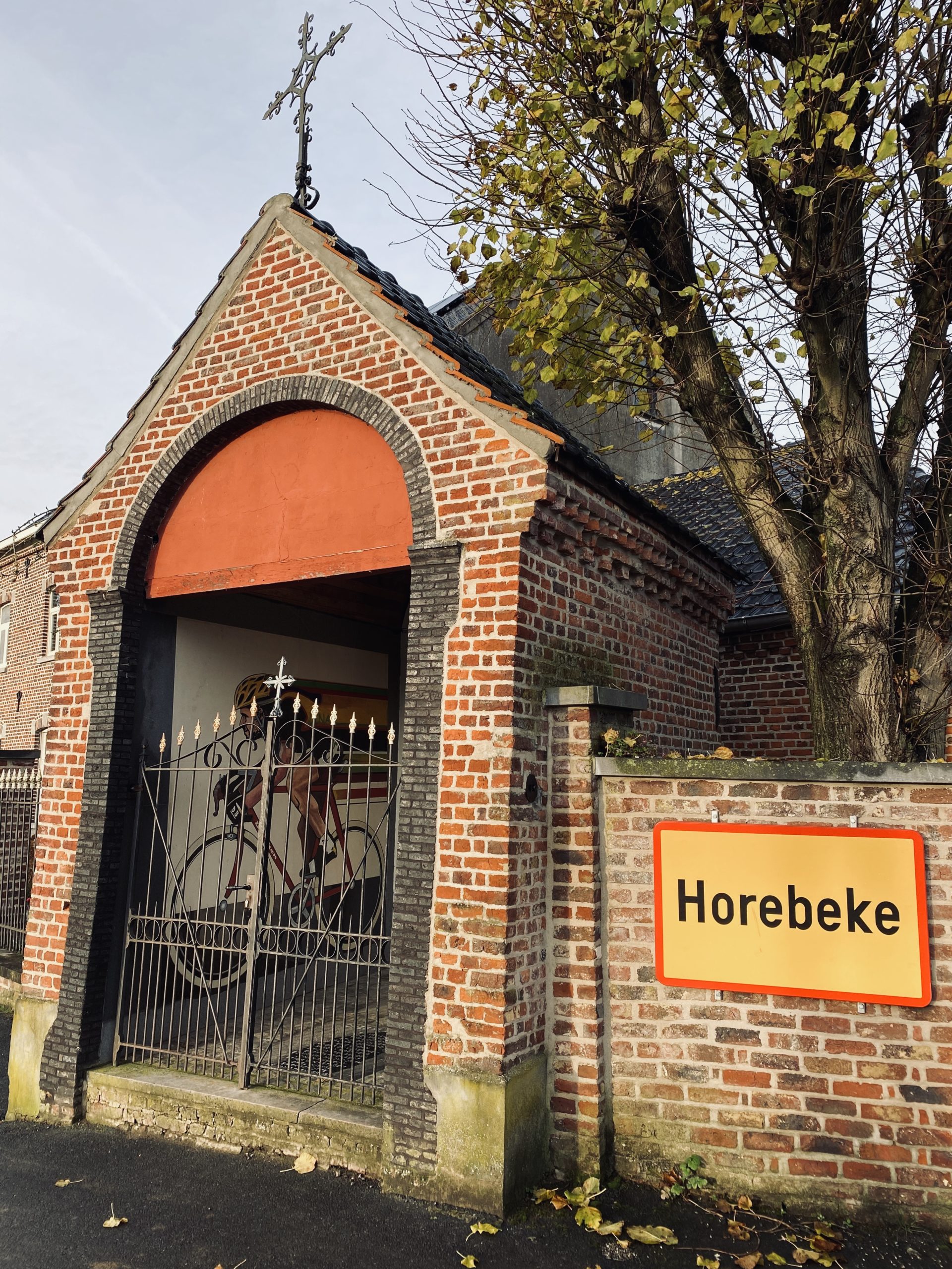 Dauwtriproute. Kapel van de Ronde in Horebeke.