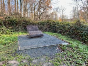 Wandelwalhalla Challenge wandelroute in de Vlaamse Ardennen. Je wordt direct ondergedompeld in de betoverende sfeer van het Muziekbos en bij het verlaten van de bosweg krijg je meteen al een staaltje van wat deze streek te bieden heeft: glooiende heuvels en groene velden, een occasionele kerktoren of ouderwetse windmolen en meanderende weggetjes zo ver het oog reikt. Langs de route vind je ook verschillende banken.