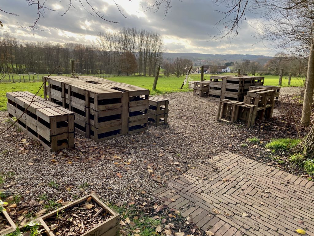 Wandelwalhalla Challenge wandelroute in de Vlaamse Ardennen. Je wordt direct ondergedompeld in de betoverende sfeer van het Muziekbos en bij het verlaten van de bosweg krijg je meteen al een staaltje van wat deze streek te bieden heeft: glooiende heuvels en groene velden, een occasionele kerktoren of ouderwetse windmolen en meanderende weggetjes zo ver het oog reikt. Ook af en toe een bank om te rusten.