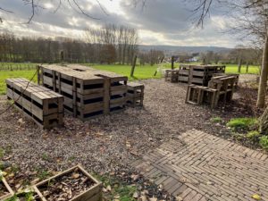 Wandelwalhalla Challenge wandelroute in de Vlaamse Ardennen. Je wordt direct ondergedompeld in de betoverende sfeer van het Muziekbos en bij het verlaten van de bosweg krijg je meteen al een staaltje van wat deze streek te bieden heeft: glooiende heuvels en groene velden, een occasionele kerktoren of ouderwetse windmolen en meanderende weggetjes zo ver het oog reikt. Ook af en toe een bank om te rusten.