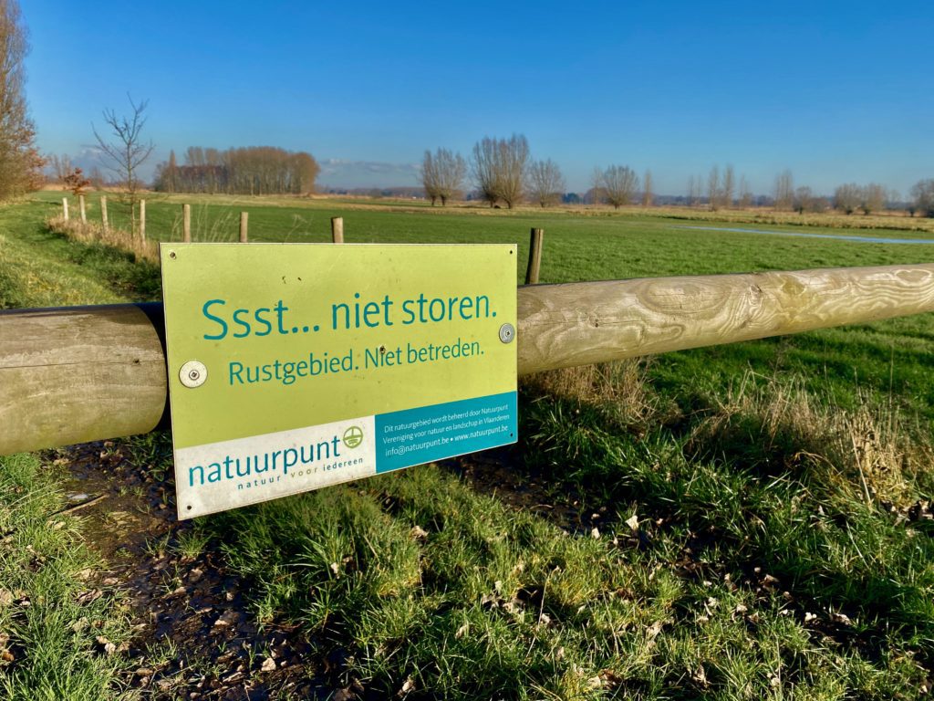 Bord met 'niet storen: rustgebied niet betreden' van Natuurpunt, in de Kalkense Meersen