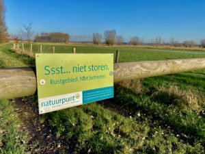 Bord met 'niet storen: rustgebied niet betreden' van Natuurpunt, in de Kalkense Meersen