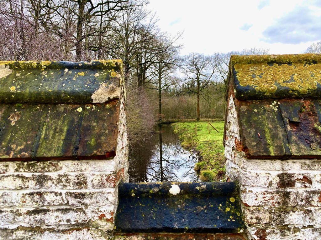 foto van gracht getrokken tussen twee kantelen in Drongengoed in Meetjesland