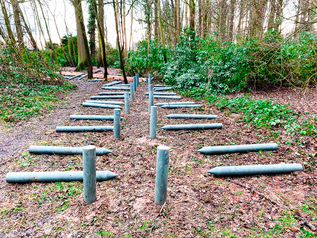 Palenconstructie van vlonderpad in aanbouw