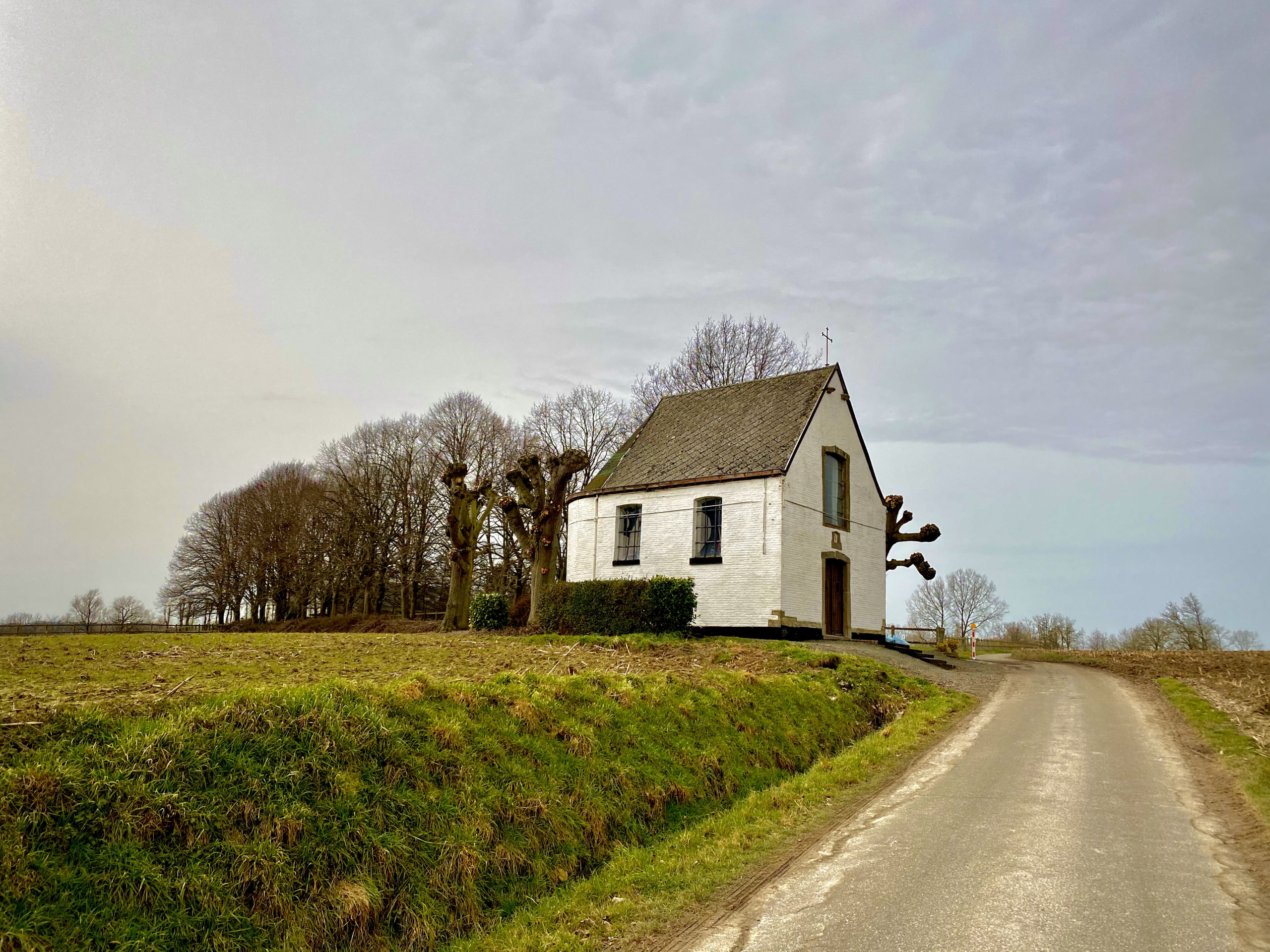 De kapel Onze-Lieve-Vrouw der Zeven Weeën, ook Terschreienkapel of Boskapel genoemd, is gelegen op een helling in een open landschap en wordt omgeven door lindebomen.