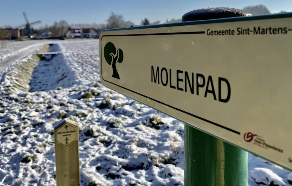 Molenpad in Sint-Martens-Latem met Koutermolen op de achtergrond