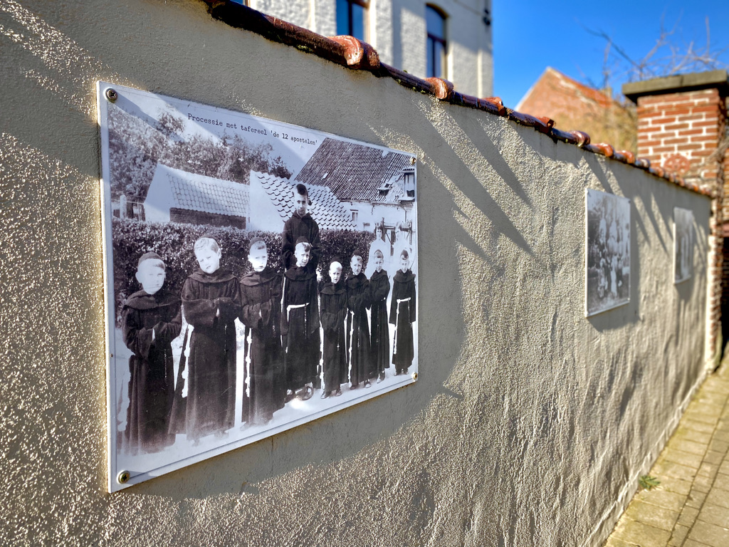 sepia foto's van het vroegere Massemse dorpsleven zorgen voor een aangename nostalgische stemming langs het Lindepad in Wetteren
