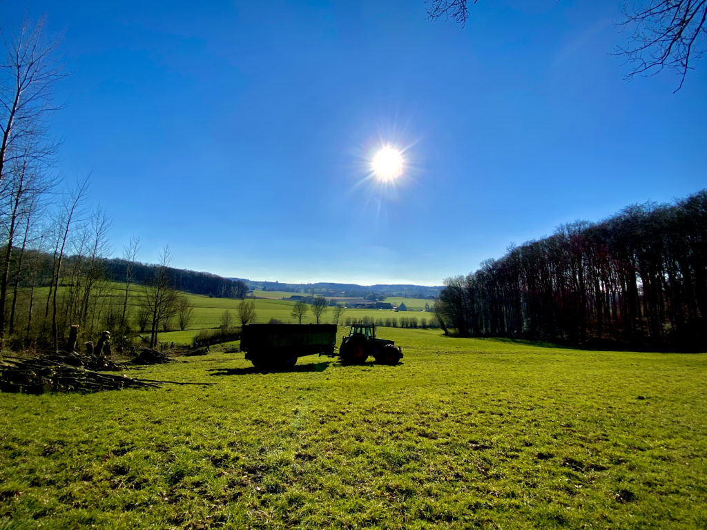 Tractor op grasland op de Panorama wandelroute Kluisbergen