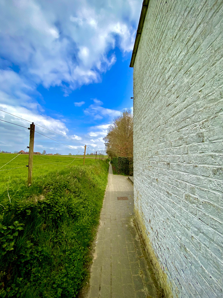 Pad achter de kerk op de Kordaal wandelroute in Nokere