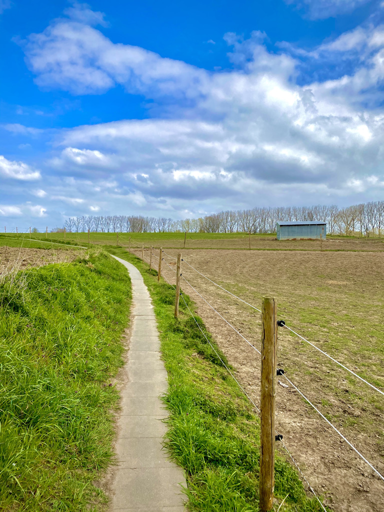 Pad achter de kerk op de Kordaal wandelroute in Nokere