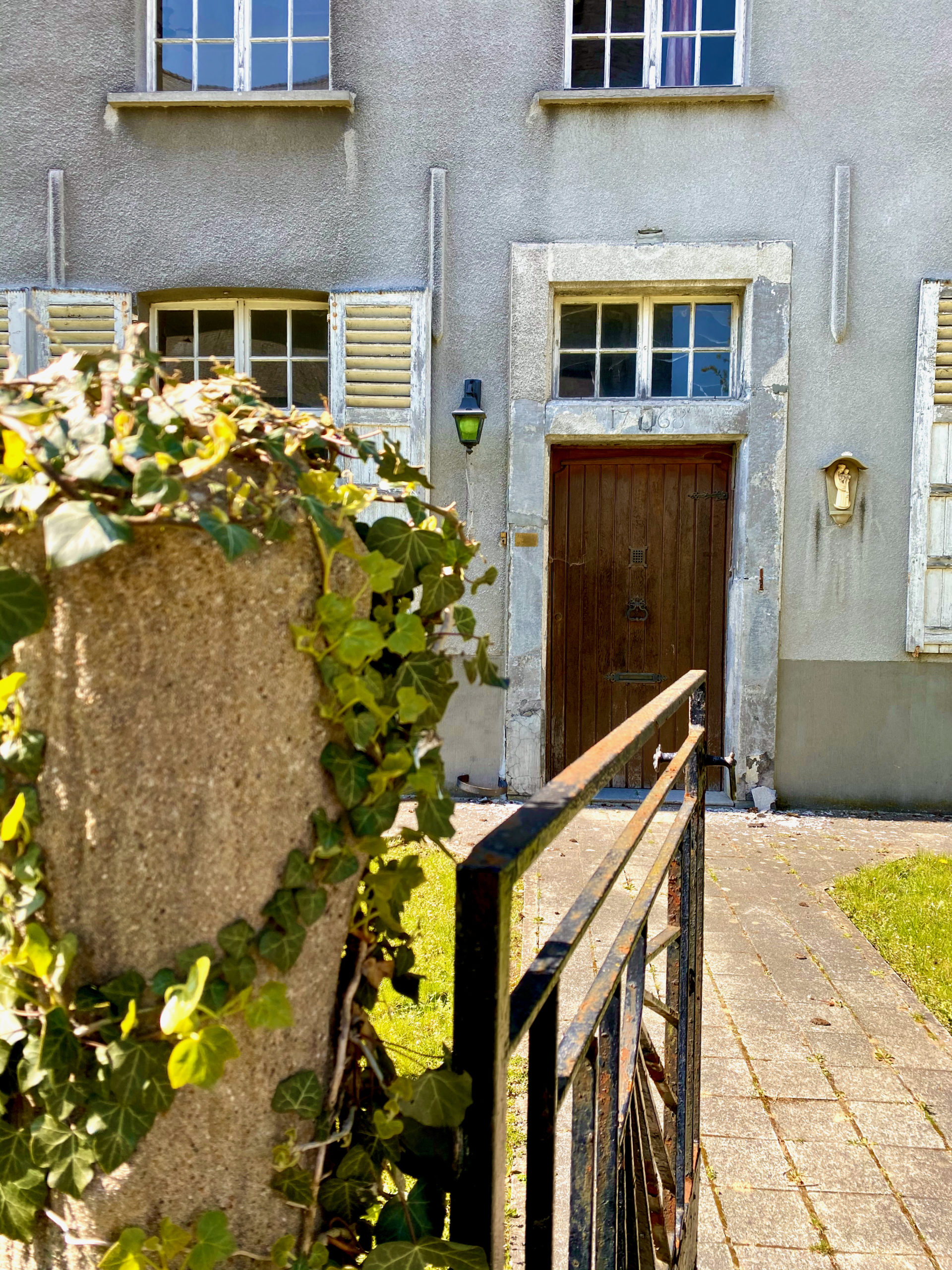 Pastorie aan de Parochiekerk Sint-Laurentius te Ename