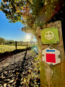 Wegwijzer in natuurgebied Honegem