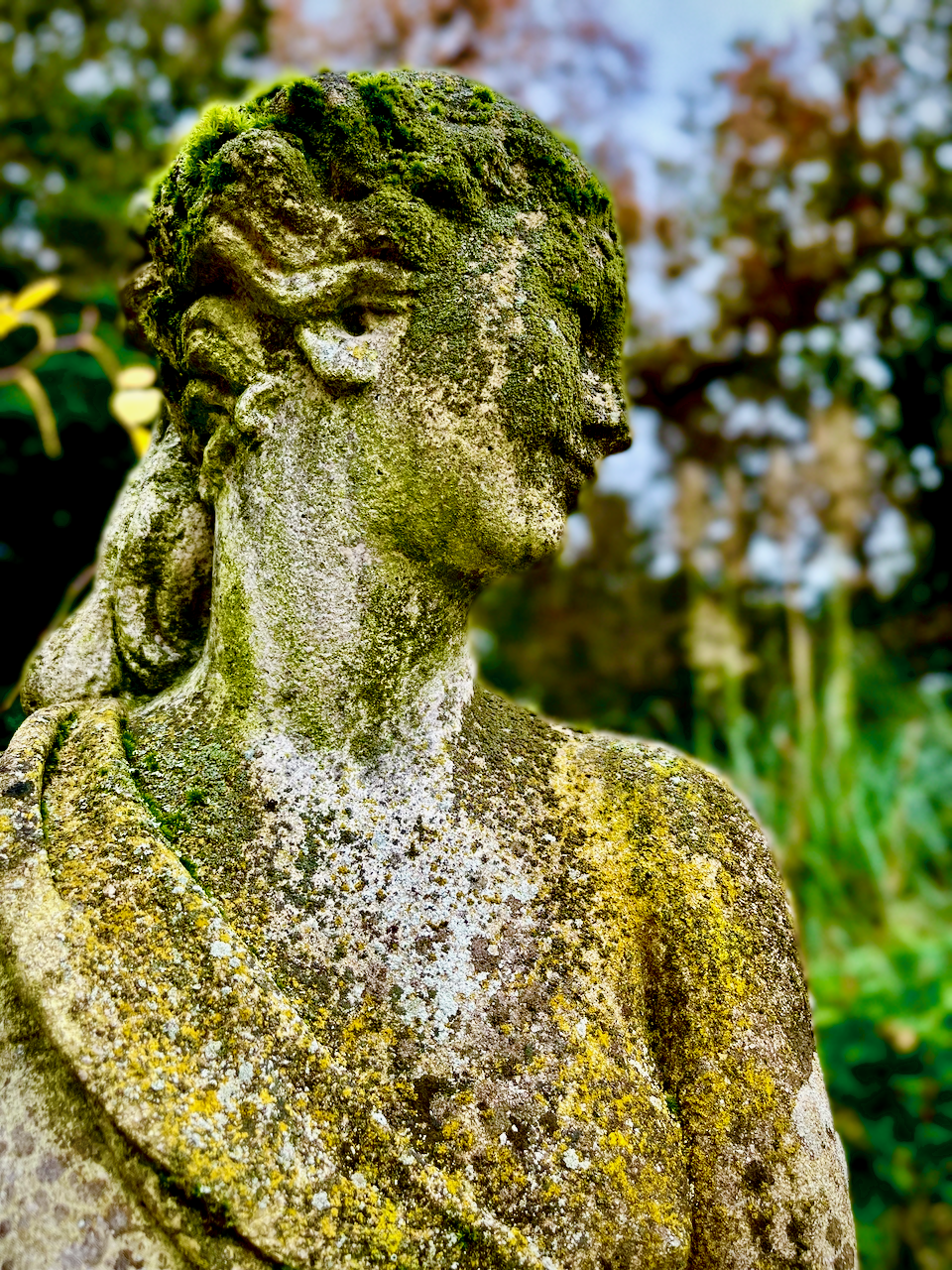 Beeld in de tuin van kasteel Wurfeld aan grenspark Kempen-Broek wandelgebied Tösch-Langeren